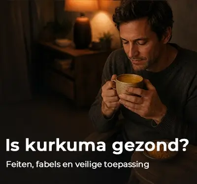 Man geniet 's avonds behaaglijk van een gouden kurkuma-latte in warm licht. Is kurkuma gezond: feiten, fabels en veilige toepassing