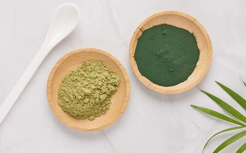 Chlorofylrijke voeding zoals chlorella en matcha