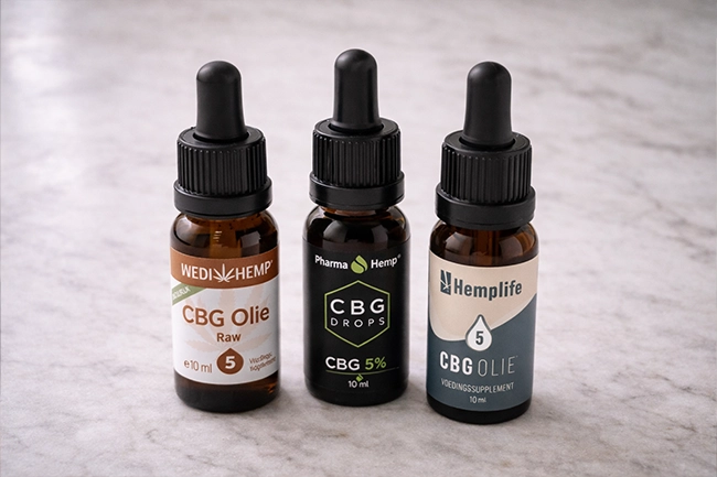 Assortiment CBG olie producten op een lichte achtergrond