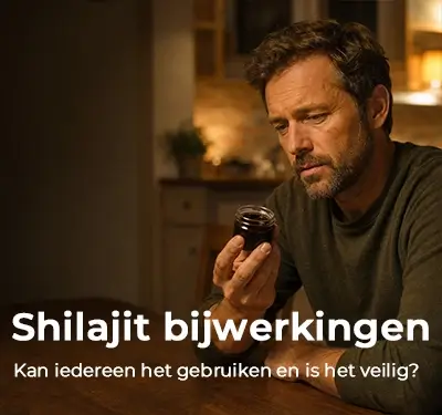 Man bekijkt bedachtzaam een potje shilajit-hars bij warm avondlicht. Shilajit bijwerkingen: kan iedereen het gebruiken en is het veilig
