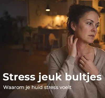 Vrouw raakt gespannen haar hals aan tijdens een drukke avond in warm licht. Stress jeuk bultjes: waarom je huid stress voelt en wat je eraan kunt doen