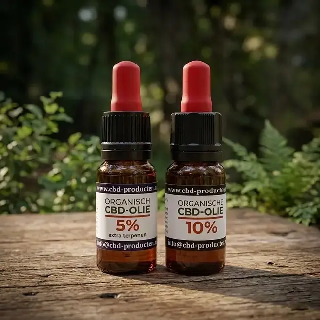 vergelijking CBD olie 5% en 10% flesjes naast elkaar op een houten tafel