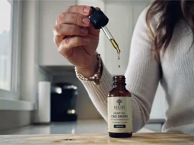 CBD olie druppels worden met een pipet afgemeten voor de juiste dosering