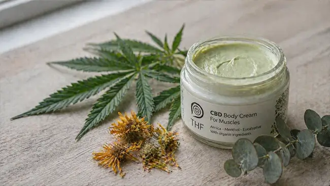 open pot cbd zalf voor spieren en gewrichten met natuurlijke ingredienten