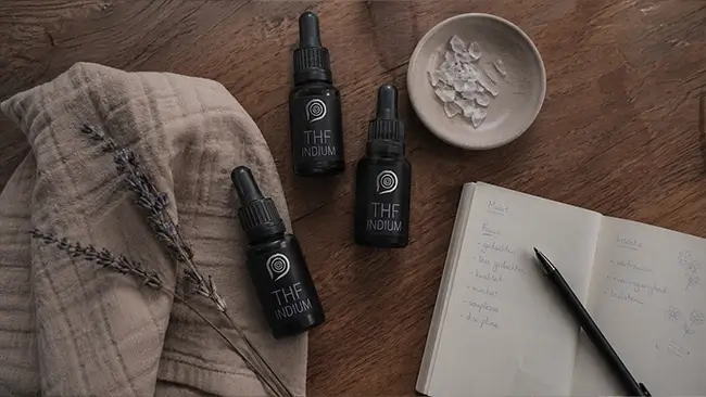 Indium druppels naast nano mineralen van The Health Factory op tafel