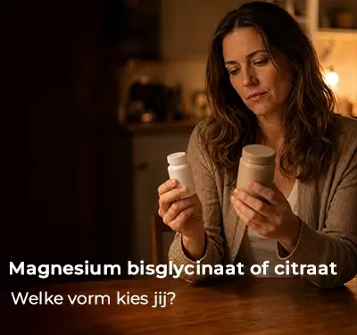 Vrouw twijfelt met twee supplementpotjes in haar handen in warm avondlicht. Magnesium bisglycinaat of citraat: welke vorm kies jij