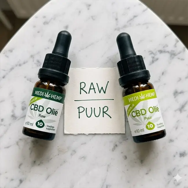 Twee flesjes Medihemp CBD olie naast elkaar, RAW en PUUR variant