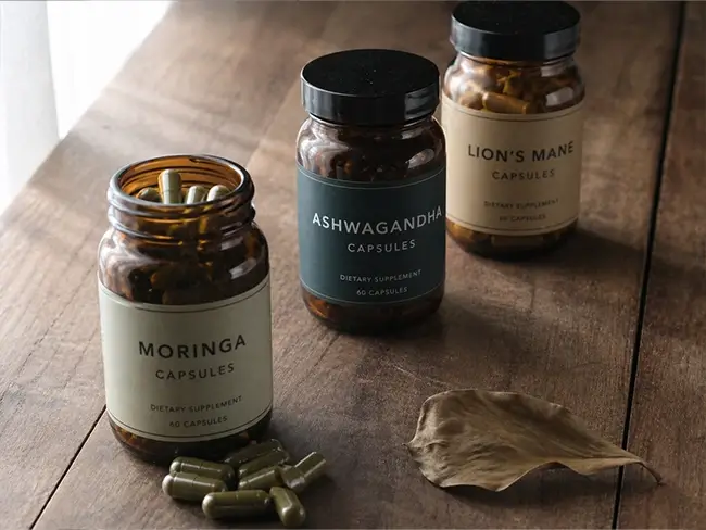 Capsules met ashwagandha en lion's mane supplementen op hout