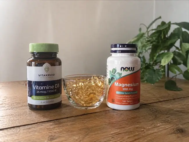 Supplementen voor ogen met vitamine D, omega 3 en magnesium op houten tafel