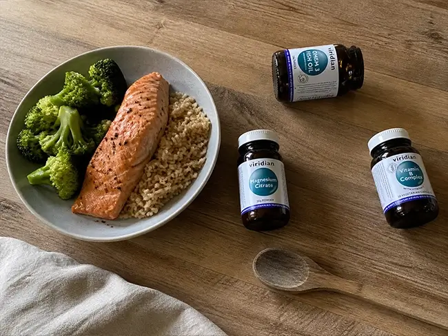Gezonde voeding en supplementen voor een kind met ADHD op een houten tafel