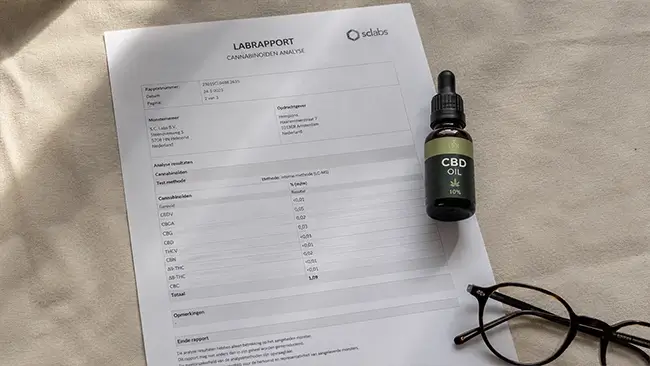 Lab-rapport COA voor CBD olie Nederland naast flesje