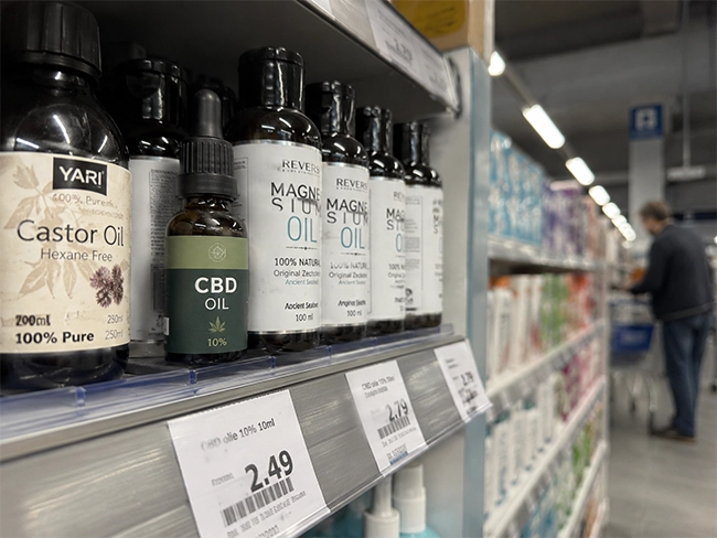 CBD olie Action flesje in het schap van de winkel