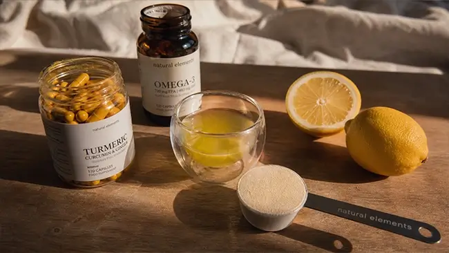 Citroen met olijfolie naast natuurlijke supplementen