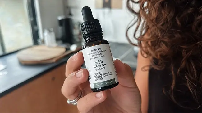 Close-up van label en pipet van kwalitatieve full spectrum CBD olie