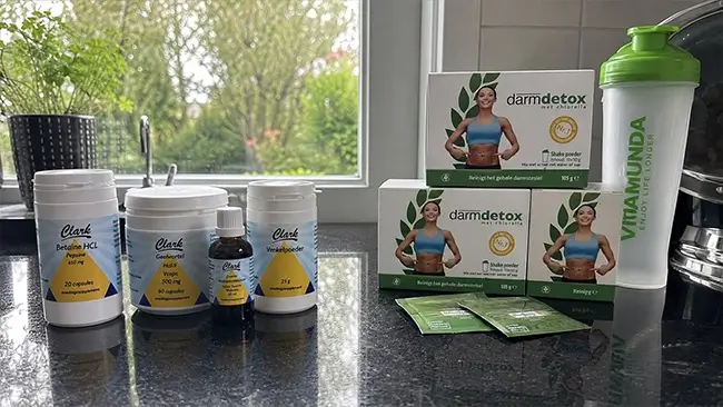 Vergelijking Hulda Clark kuur en Vitamunda Darmdetox met shaker en boxes op een keukenblad