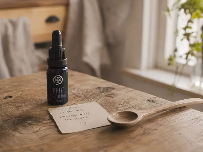 Indium druppels van The Health Factory op een houten tafel