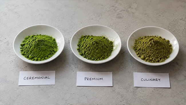 Vergelijking van ceremonial premium en culinair matcha poeder naast elkaar
