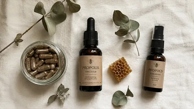 Verschillende vormen van propolis voor dagelijks gebruik: capsules, tinctuur en spray