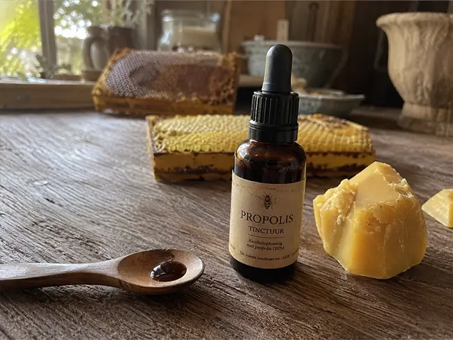 Propolis druppels en bijenwas voor de gezondheidsvoordelen van propolis