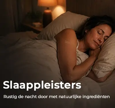 Vrouw slaapt rustig door in warm lamplicht met een slaappleister op haar bovenarm. Slaappleisters: rustig de nacht door met natuurlijke ingrediënten