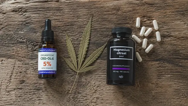 Overzicht van cbd melatonine druppels en capsules op houten plank