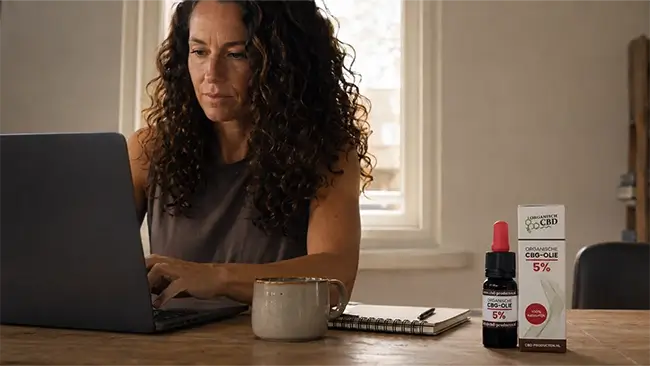 Vrouw gebruikt cbg olie voor focus aan haar werkplek