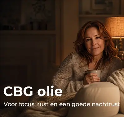 Vrouw ontspant 's avonds in warm lamplicht op de bank. CBG olie: waarvoor je het kunt gebruiken voor focus, rust en een goede nachtrust