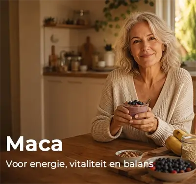 Vitale vrouw geniet van een maca-smoothie in warm ochtendlicht. Maca: werking, soorten, dosering en voor wie het geschikt is
