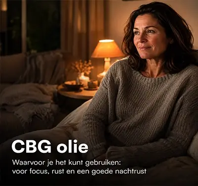 Vrouw ontspant 's avonds in warm lamplicht in de woonkamer. CBG olie: waarvoor je het kunt gebruiken voor focus, rust en een goede nachtrust