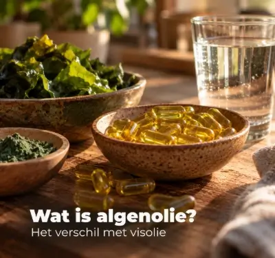 Algenolie capsules met groene algen en een glas water