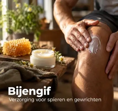 Man smeert bijengif crème op zijn knie naast een potje crème en honingraat