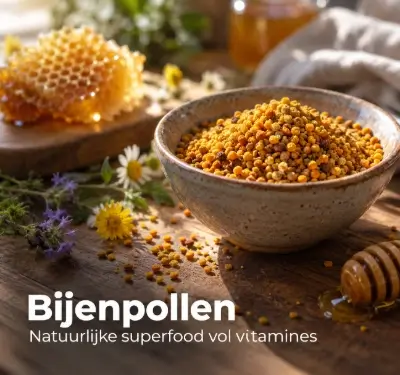 Kom bijenpollen met honingraat en bloemen op een houten tafel