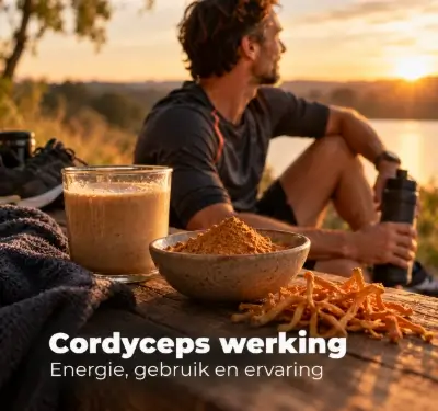 Sportende man met cordyceps poeder na het hardlopen