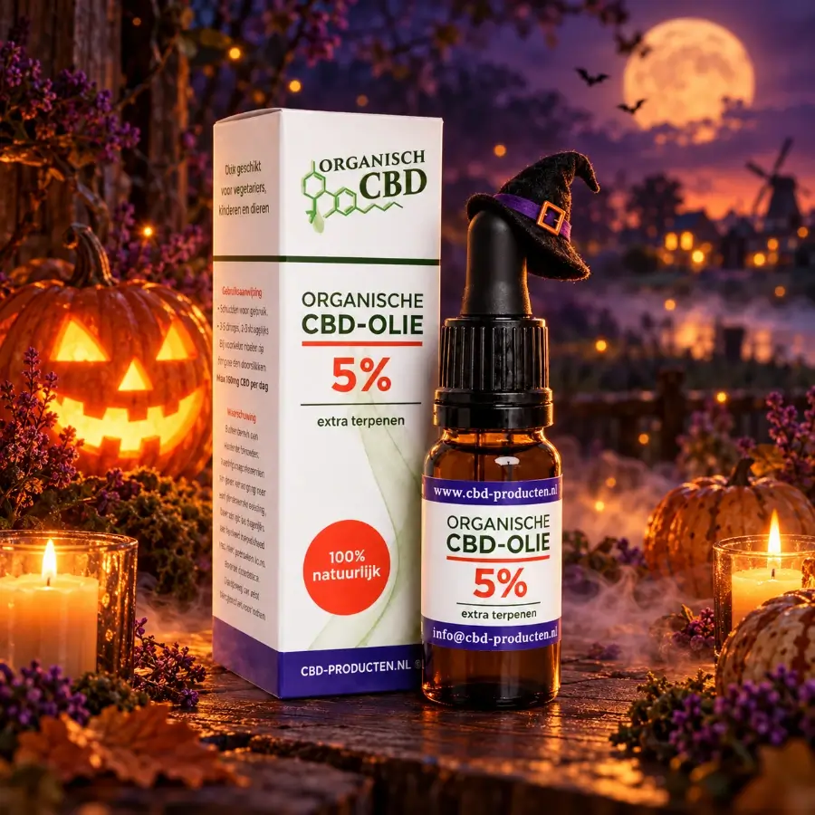 Organische CBD olie 5% met een heksenhoedje op de pipetdop, tussen pompoenen en kaarsen