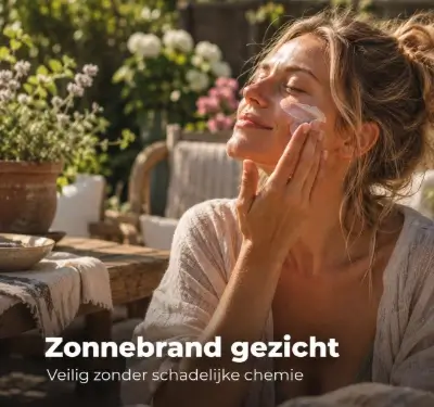 Vrouw smeert natuurlijke zonnebrand op haar gezicht in een zonnige tuin