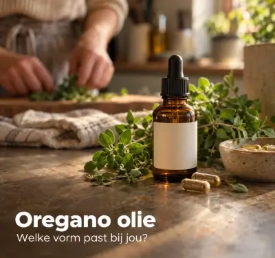 Druppelflesje oregano olie met verse oregano en capsules op een keukenblad