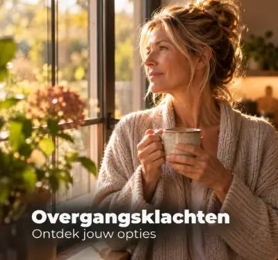 Vrouw met een kop thee bij het raam tijdens de overgang