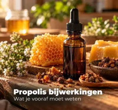 Propolis tinctuur met honingraat en bijenwas op een houten tafel
