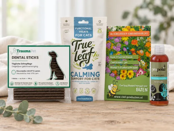 Natuurlijke dierenproducten: hondensnoepjes, CBD olie, propolis en vachthark